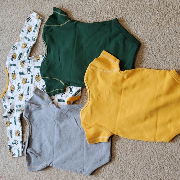 Bundle - 4 Green Bay Packer onesies, size 12 months - Picture 9 of 9